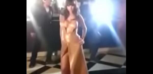  Anushka Sharma Boobs Shown During Shooting, Hot Cleavage Must Watch this Video